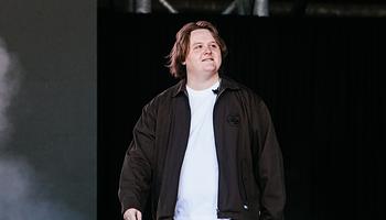 Lewis Capaldi vállalta a rekordboltokban felbUKkant „mystery vinyl” akciót