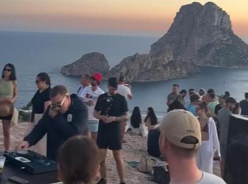 Drónokkal vadászik Ibiza az illegális villapartikra