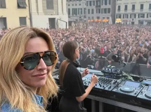 Genova technoünnepe: a polgármester a tömegben táncolt Charlotte de Witte szettjén