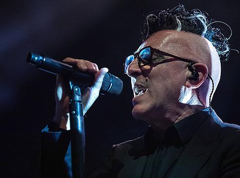 Maynard James Keenan kiállt régi osztálytársa, General Randy George mellett