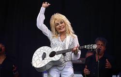 Glastonbury Dolly Parton legendás 2014-es koncertjére emlékezik