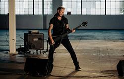 Mike Dirnt saját Epiphone Grabber G-3 basszusgitárt kapott a Green Day örökségének tiszteletére