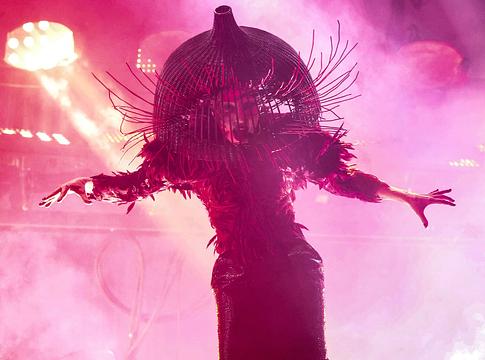 Lady Gaga rockos „Abracadabra”-előadással és több díjjal uralta a 2026-os Grammyt