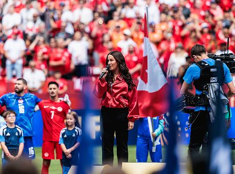 Alanis Morissette és Michael Bublé nyitotta a torontói vb-megnyitót