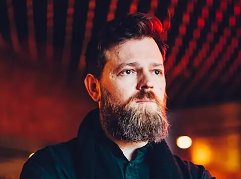A The Lion & Lamb megszakítja kapcsolatát társalapítójával, Andre Kinggel a bántalmazási vádak nyomán