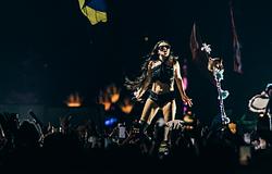 Charli XCX új korszakot nyitott a Lollapaloozán: itt debütált a Music, Fashion, Film élő show-ja