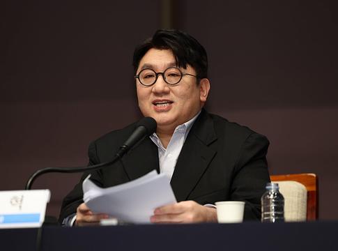 Bang Si-hyuk rendőrségi vizsgálat alatt a HYBE IPO-ügyében