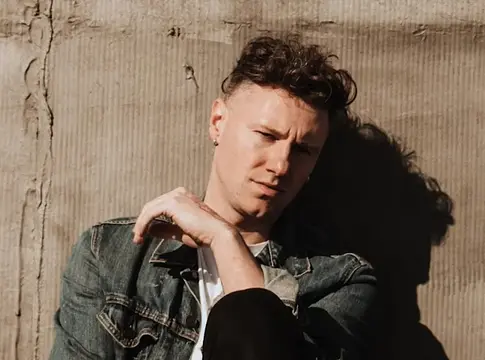Callum Beattie melegít a skót–brazil előtt az OVO Hydro fanzone-jában