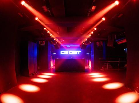 Marie Montexier vezeti a VARIANZ következő klubestjét a karlsruhei C2 OST-ban