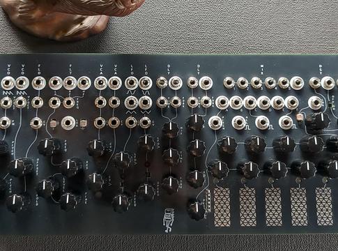 Burg: kísérleti fél-moduláris szintetizátor Münchenből