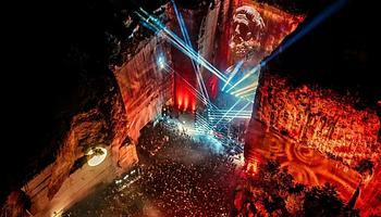 Amelie Lens nyári Open-Air főfellépése a horvát Cave Romane kőfejtőben