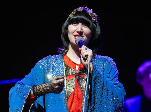 Karen O családi vészhelyzet miatt nem lépett fel a Daisy Chain Fieldsen