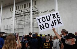 Levették Donald Trump nevét a Kennedy Center homlokzatáról