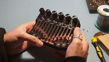 Bastl Kalimba: hordozható szintetizátor, ami tényleg kalimbaként játszható