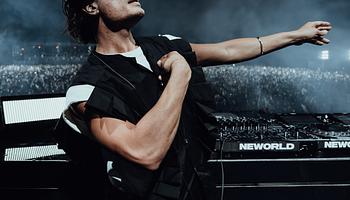 ARGY a gízai piramisoknál mutatja be NEWORLD élő show-ját