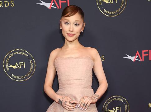 Ariana Grande: dühből született az új Petal album