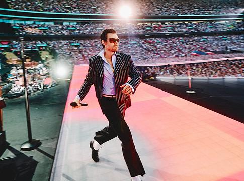 Harry Styles Hockneynek tisztelegve indította rekorddöntő Wembley-szériáját