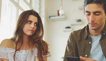 A figyelem rejtett jele: mit árul el a pislogás hallgatás közben