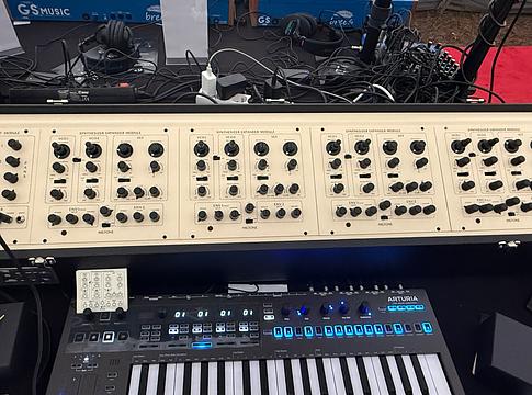 Miltone 4EXP: kézzel épített, csavarig hű klón az Oberheim Four Voice-hoz