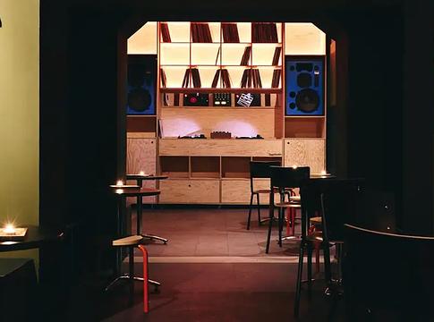 Megnyílt a SPIN: München új bakelitbárja több mint 2000 lemezzel és ikonikus hangzással