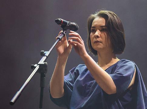 Mitski One Direction- és Frank Sinatra-feldolgozással dobja fel a Puberty 2 jubileumi kiadását