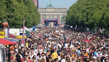 Autó hajtott a tömegbe, félbeszakadt a berlini CSD