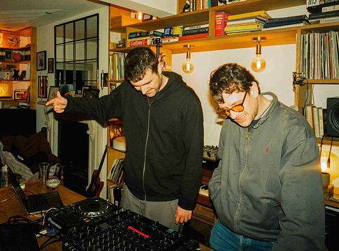 Fred again.. és Jamie T közös dala új lendületet ad az USB002 korszaknak