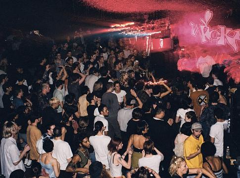 375 GB-nyi rave történelem került fel az internetre egy ingyenes archívumban