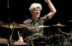 Stewart Copeland lenyűgöző bemutatója a Limp Bizkit 'Rollin' című dalával