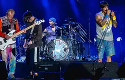 A Warner Music 300 millió dollár feletti összegért veheti meg a Red Hot Chili Peppers hangfelvételeit
