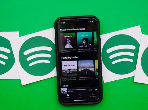 A Spotify kritikák kereszttüzében: Explicit tartalmak jelentek meg a keresési eredmények között