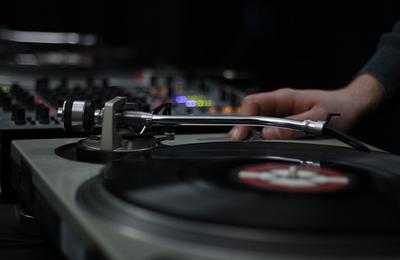 Mennyit keres egy warm-up DJ? Vita indult a gázsikról a brit szcénában