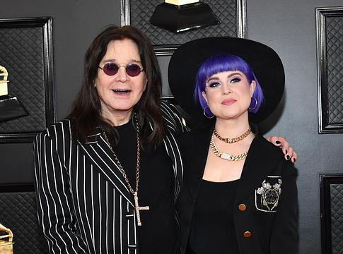 Kelly Osbourne megható sorokkal emlékezett Ozzyra halálának első évfordulóján