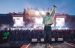 100 ezer rajongó előtt tért haza Calvin Harris, Serge Pizzorno is csatlakozott hozzá