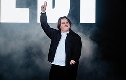 Lewis Capaldi Leedsben odaszúrt a jegyeladásnak: "You had me worried!"
