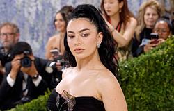 Charli XCX albumfilmje új szintre emeli a Music, Fashion, Film világát