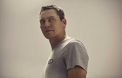 Tiësto visszatér a trance gyökereihez új Prismatic show-jában