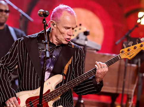 Flea üvegajtónak rohant adás közben – új jazzalbummal is készül