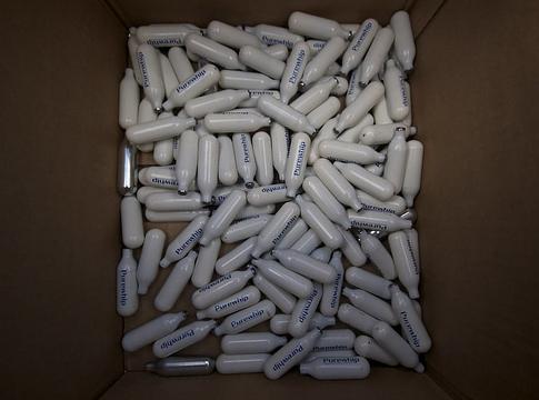 A GHB szigorítása: politikai gesztus valódi megoldások nélkül
