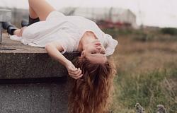 Rosie Carney a fiatalság emlékeihez nyúl vissza a Sixteen című új dalában