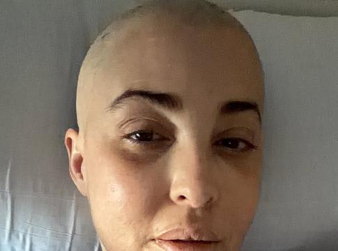 B Jones csontvelőrákkal küzd – megható üzenetben vallott betegségéről