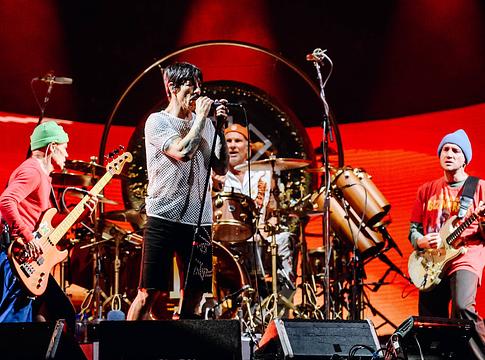 A Red Hot Chili Peppers a Warner Music Grouphoz adta a masterjeit, 300 millió dollárért
