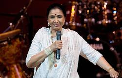Elhunyt Asha Bhosle, Bollywood legendás hangja, 92 évesen