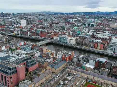 Váratlanul bezárt a Tickets.ie, fesztiválok százezres összegeket követelnek