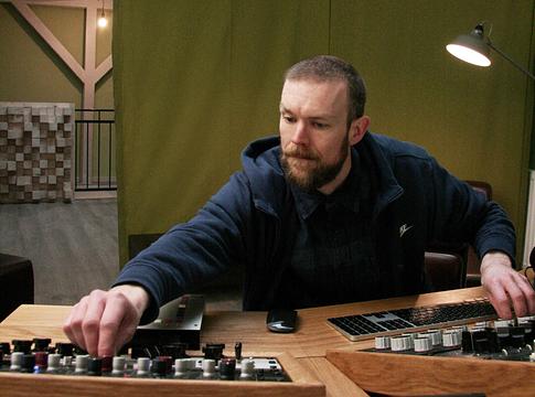 Kreuzbergi műhelyből a slágerlista élére: Kevin Tuffy új korszaka