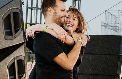 A közös bulizás erősítheti a párkapcsolatot – ezt mutatja egy friss felmérés