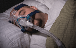 Tabletta válthatja le a CPAP-maszkot? Ígéretes eredményeket hozott egy új alvási apnoé-gyógyszer