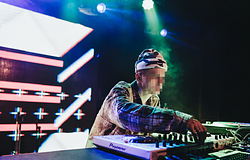 Betegszabadság után DJ-zett: kirúgták, most perel