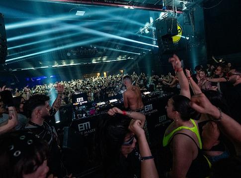 Feketébe öltözve a tánctéren? Vita Isztambulban a 74Hall új dress code-ja miatt