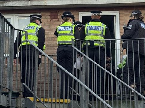 Illegális rave a brit védelmi minisztérium területén Wiltshire-ben